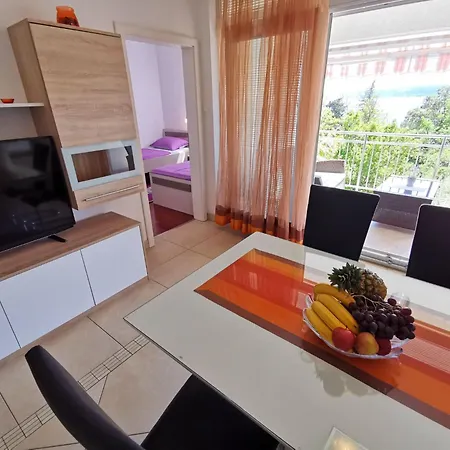 Apartment 50m Vom Entfernt- Fuer 5 Personen By Interhome